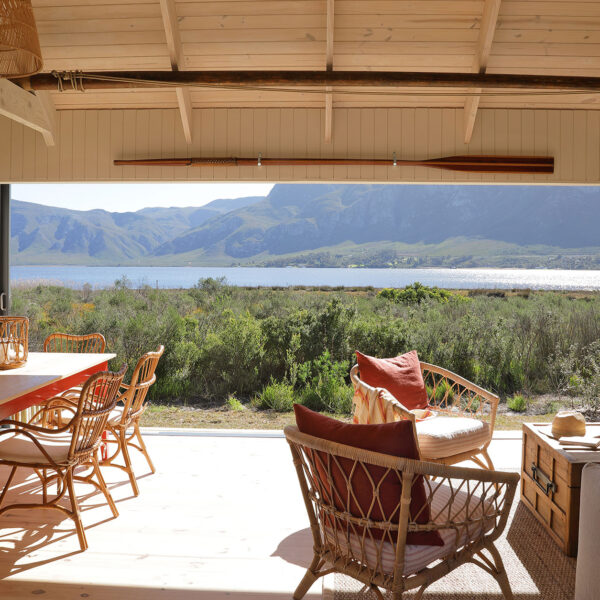 The dining table and lounge overlooking the views of the fynbos