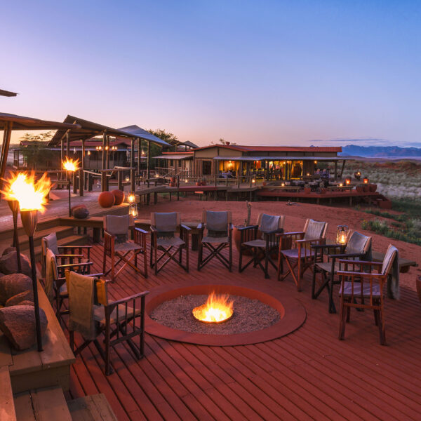 Pre-diner dinner drinks at Desert Lodge are a special event with views across the endless desert plains and the soft flickering of lanterns around the fire as the sun sets.